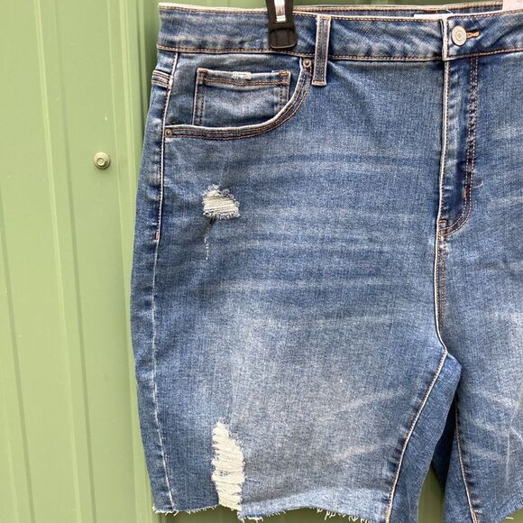 Women’s Denim Jean Bermuda Raw Hem Distressed Size 20 - Picture 2 of 3
